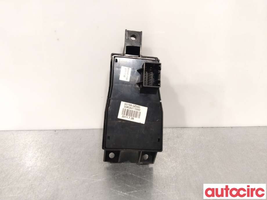Bryter elektrisk håndbrekk/parkbrems til Hyundai i40 2012-2017  (HYUNDAI|937663Z0404X|)