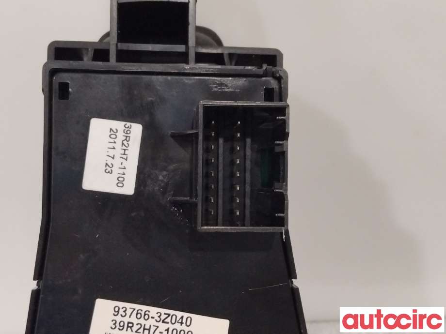 Bryter elektrisk håndbrekk/parkbrems til Hyundai i40 2012-2017  (HYUNDAI|937663Z0404X|)