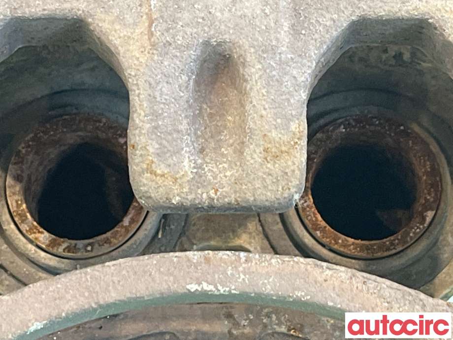 Bremsecaliper høyre foran til Mitsubishi Outlander 2015-->> (Type III, Fase 2)  (MITSUBISHI|MR370776|)