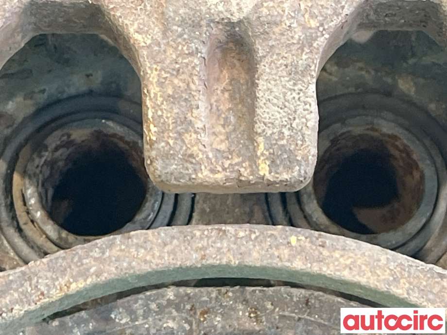 Bremsecaliper venstre foran til Mitsubishi Outlander 2015-->> (Type III, Fase 2) (MITSUBISHI|MR370775|)