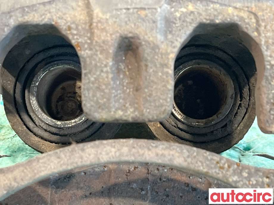 Bremsecaliper høyre foran til Mitsubishi Outlander 2015-->> (Type III, Fase 2)  (MITSUBISHI|MR370776|)