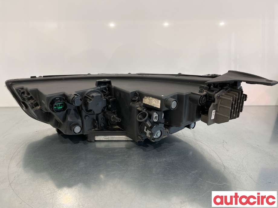 Frontlykt høyre halogen til Kia e-Soul 2019-->> (Type III)  (KIA|92102J2020)