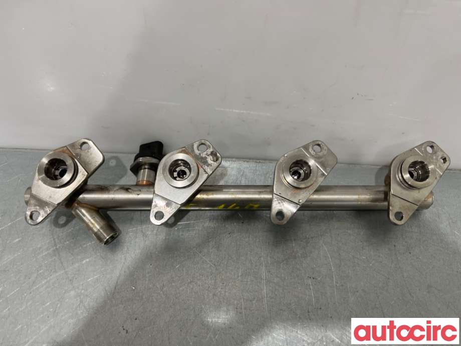 Dyseskinne (fuelrail) til Mercedes C-Klasse, 2014-2018 (Fase 1) (W205) (W205) (MERCEDES|A2740701095)