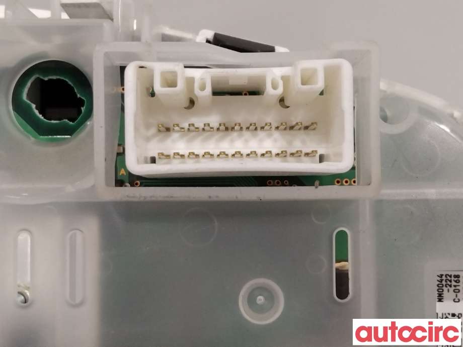 Instrumentpanel til Mitsubishi Pajero 2007-2016 (Type IV, Fase 1)  (MITSUBISHI|8100B879|)