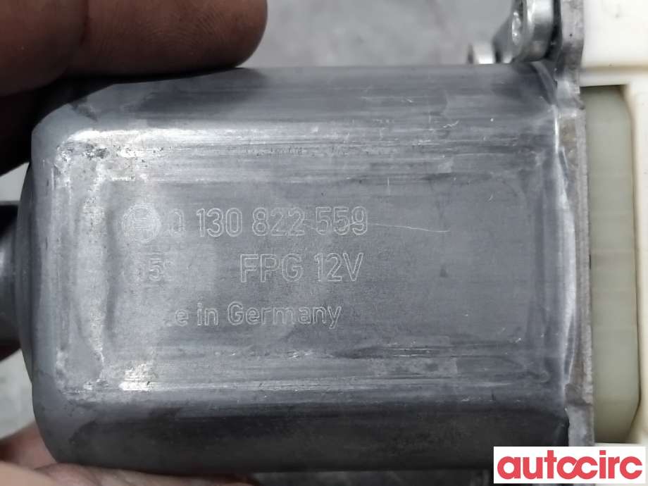 Ruteheis høyre foran til Mercedes Vito 2014-->> (W447) (W447) (MERCEDES|A4479063600|0130822559)