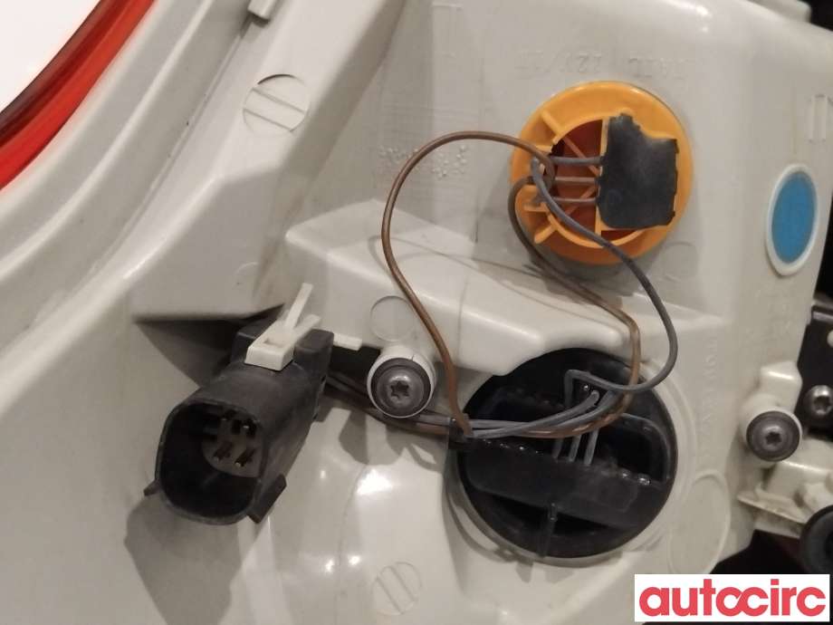 Baklykt venstre til Ford Kuga 2013-2019  (FORD|1923703|CV44-13405-AG|)