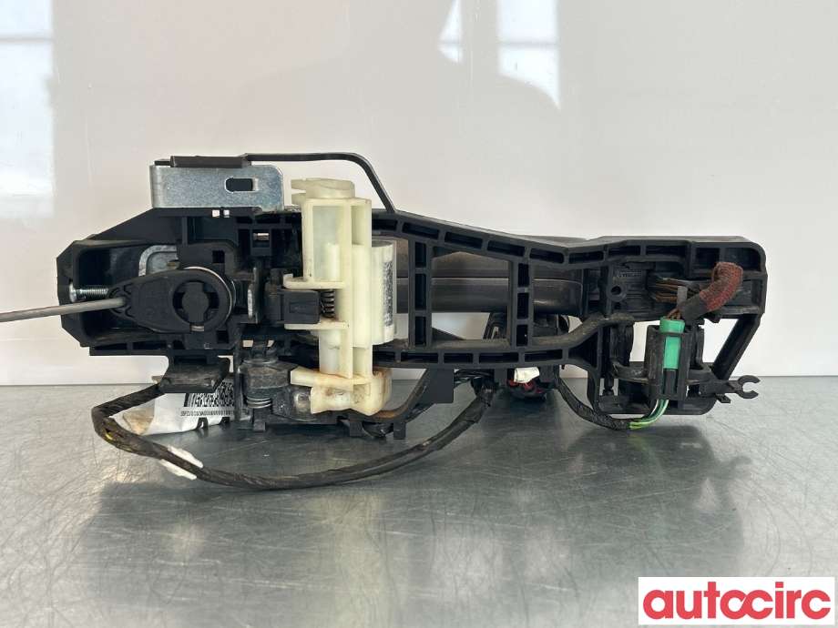 Dørhåndtak utv venstre foran til Ford Focus 2011-2014 (Type III, Fase 1)  (FORD|AM51-226A40-ABXWAA|1818169|)