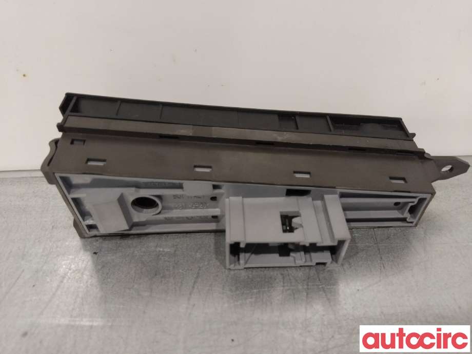 Bryter elektrisk håndbrekk/parkbrems til VW Passat 2011-2015 (B7) (B7) (VOLKSWAGEN|3AB927137|)