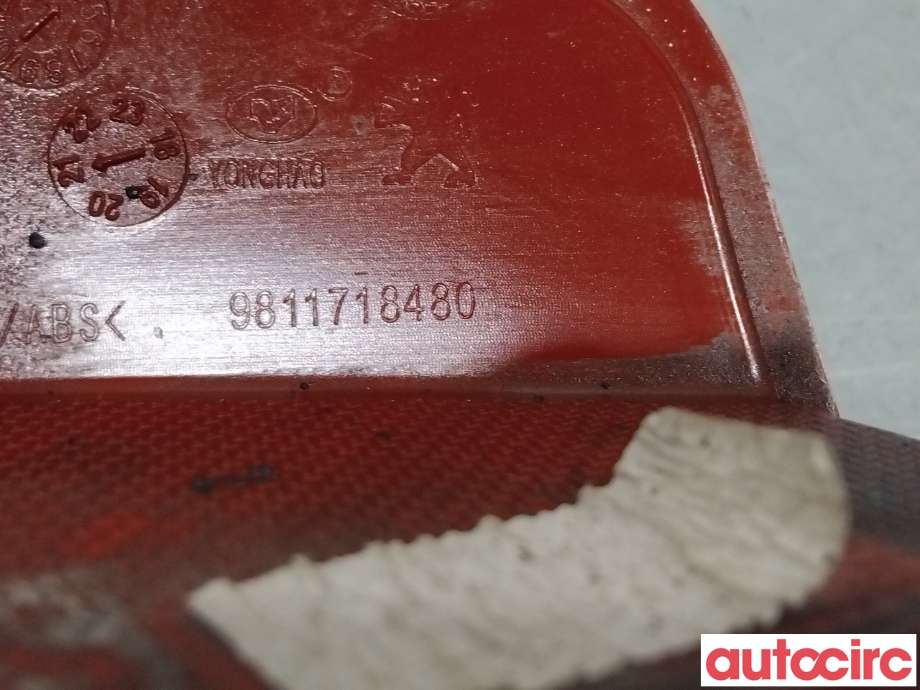 Baklykt fra støtfanger til Peugeot 2008 2019-->> (Type II)  (PEUGEOT|9811718480)