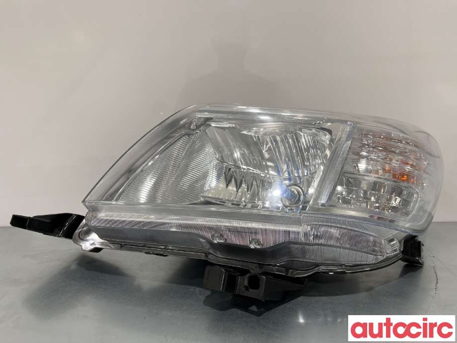 Frontlykt venstre halogen til Toyota Hilux 2012-2016 (TOYOTA|811700K440)