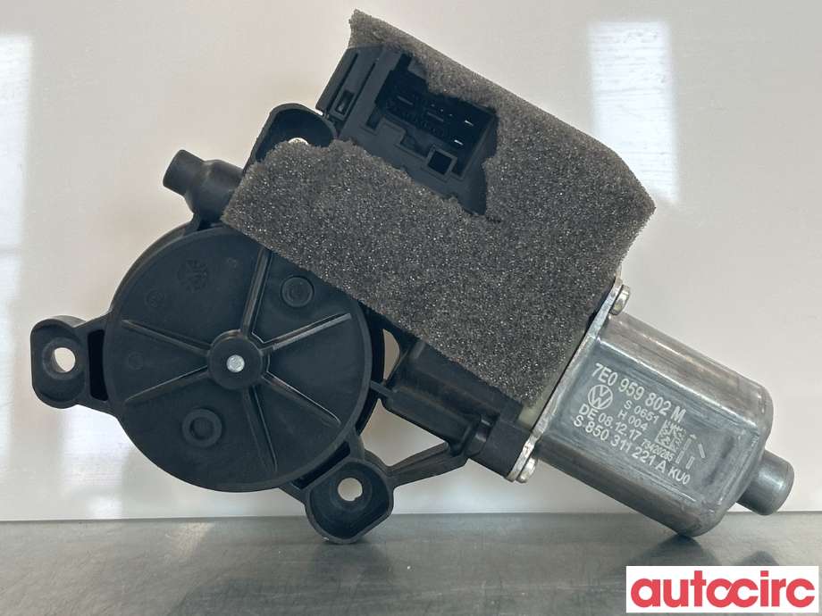 Ruteheis høyre foran til VW Transporter / Caravelle 2015-2019 (T6) (T6) (VOLKSWAGEN|7E0959802R|0130822452|7E0959802M)