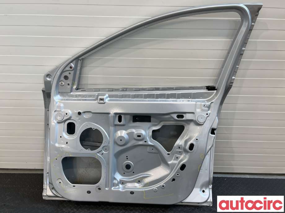 Dør høyre foran til Renault Megane 2009-2016 Type III (RENAULT|801006560R|801003028R)