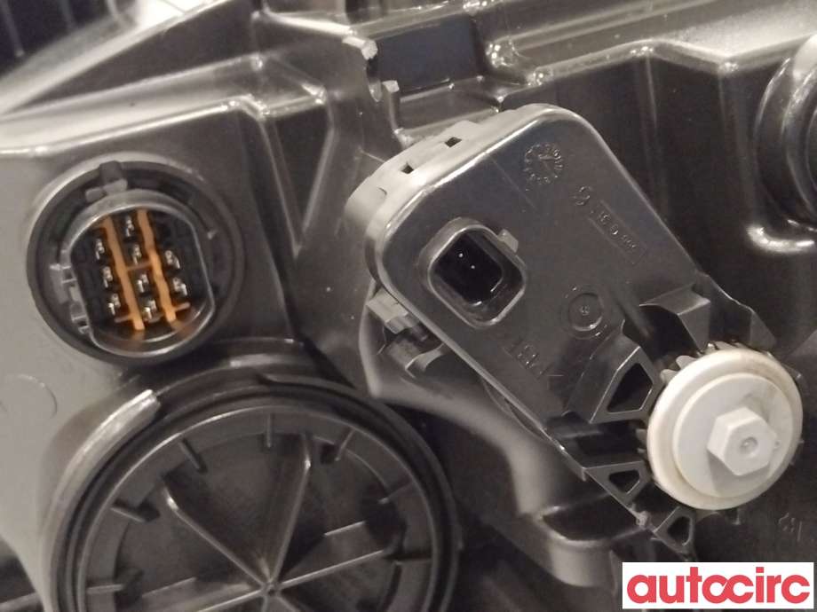 Frontlykt venstre halogen til Kia Soul 2014-2019 (Type II)  (KIA|92101B2040)