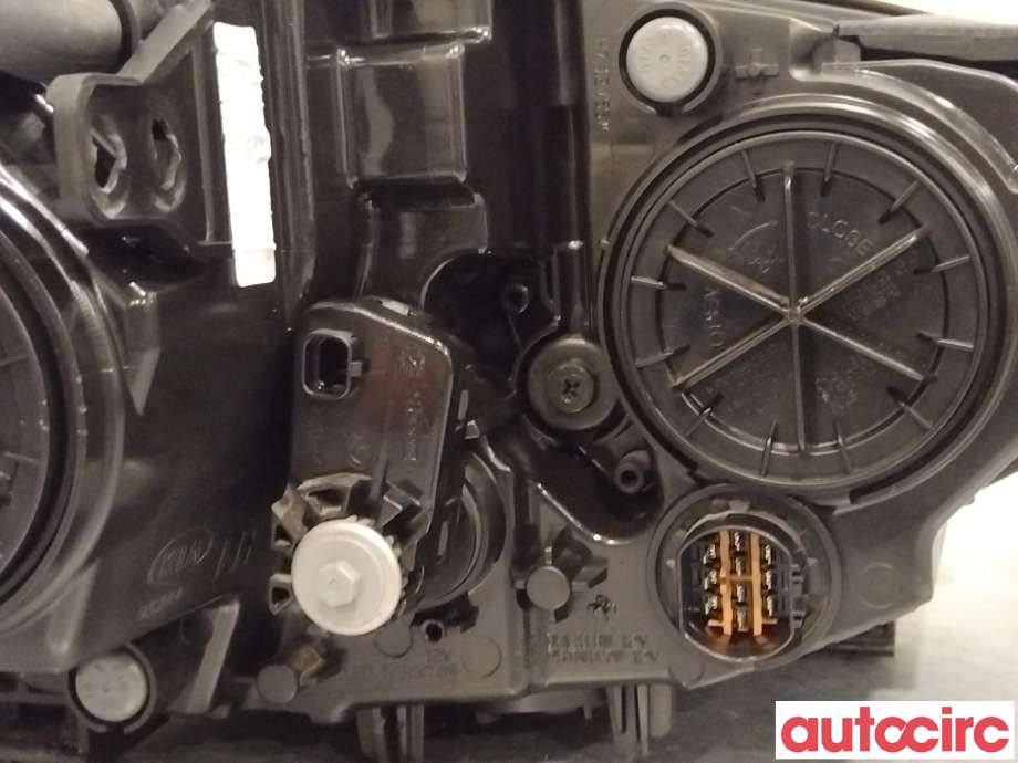 Frontlykt venstre halogen til Kia Soul 2014-2019 (Type II)  (KIA|92101E40101D)