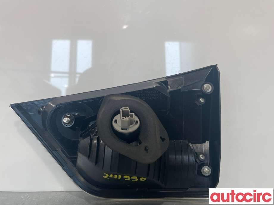 Baklykt venstre indre til Mitsubishi Outlander 2007-2010 (Type II, Fase 1)  (MITSUBISHI|8331A005)