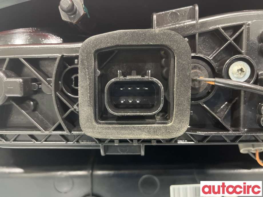 Baklykt venstre til Opel Combo D 2012-2018  (OPEL|95513787|00519248460)