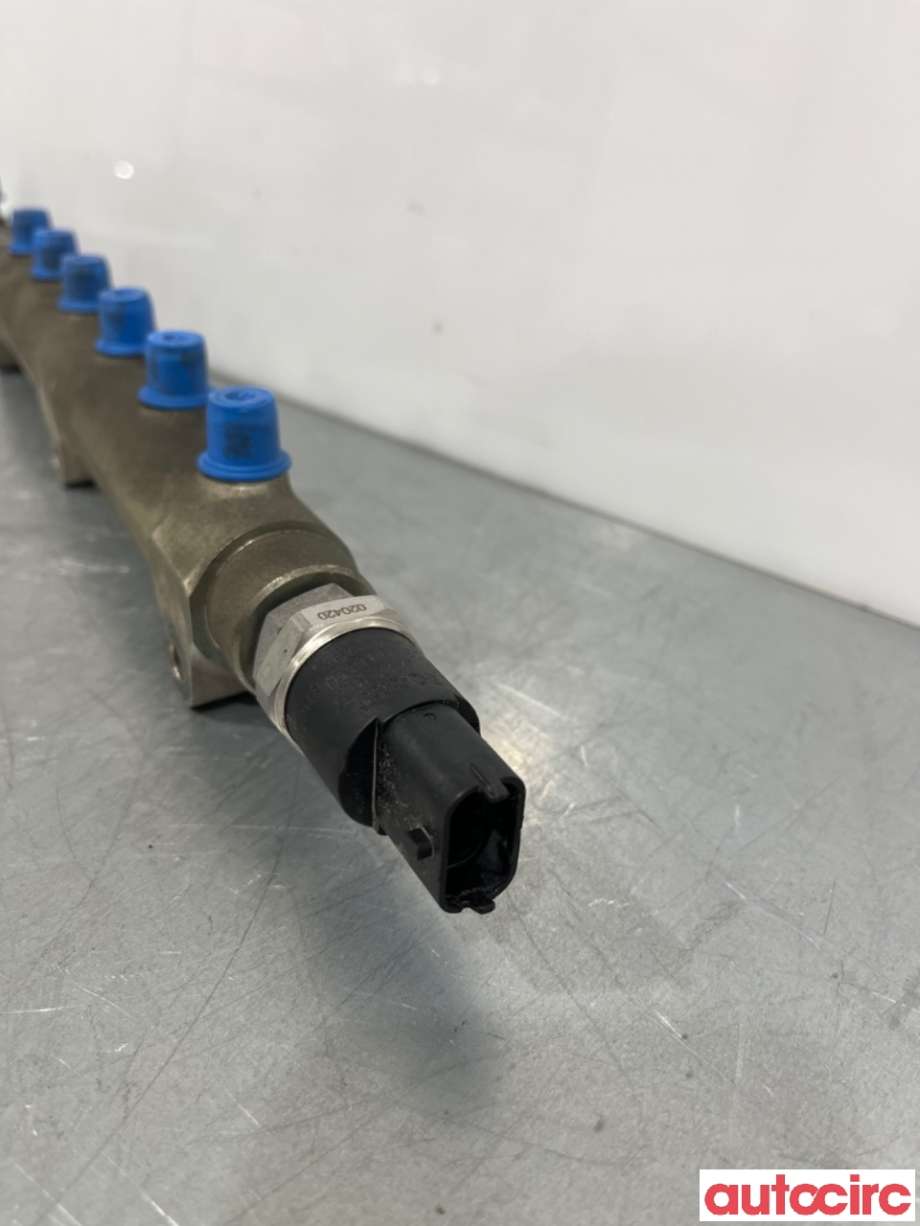 Dyseskinne (fuelrail) til Volvo V70 2000-2004 (Type II, Fase 1) (VOLVO|8658252|)