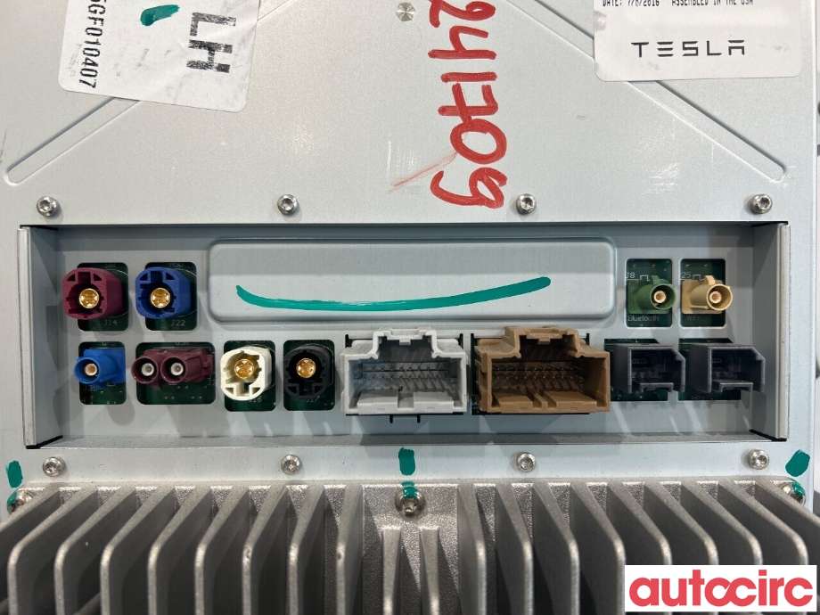 Multimedia display (MCU - Media Controller Unit) til Tesla Model X 2016-->>  (TESLA|8764561-03-B|1045006-03-A)