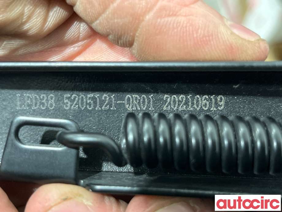 Viskerarmer frontrute til Hongqi E-HS9 2022-->> (HONGQI|5205121-QR01|)