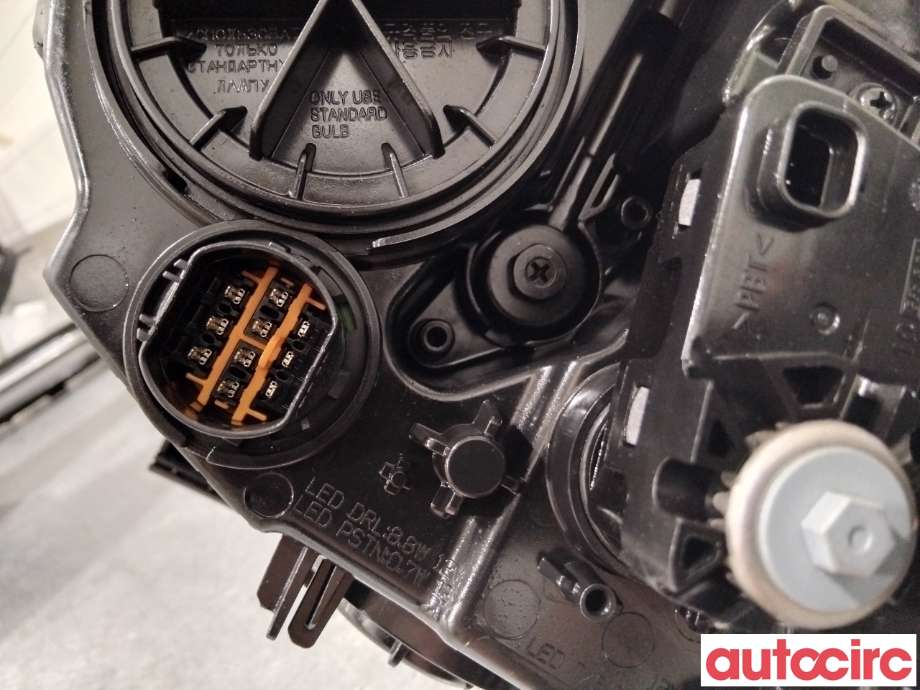 Frontlykt høyre halogen til Kia Soul 2014-2019 (Type II)  (KIA|92102E40101D|)