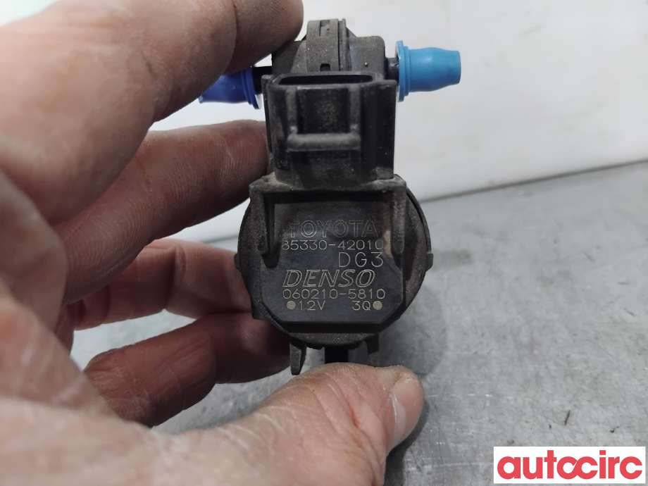 Spylerpumpe foran til Toyota RAV4 2013-2015 (Type IV, Fase 1)  (TOYOTA|8533042010|060210-5810|85330-42010)