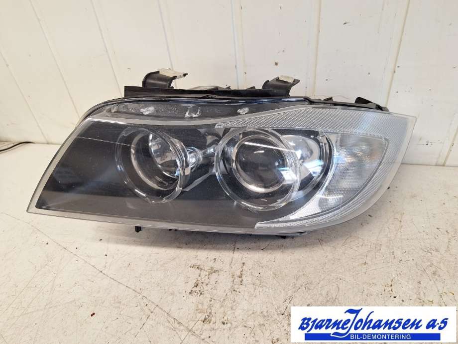 Frontlykt venstre halogen til BMW 3-Serie 2005-2011 (E90/E91/E92/E93) (E90/E91/E92/E93) (BMW|63117161667||63116942737)