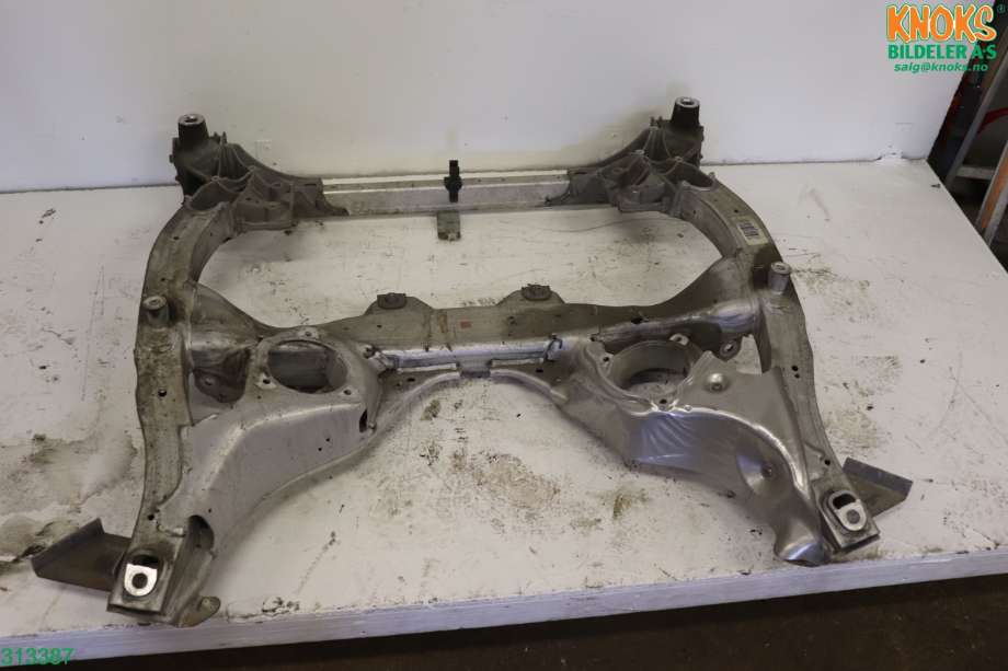Travers foran hoved til BMW 5-Serie, 2010-2017 (F10/F11) (F10/F11) (BMW|31 11 6 796 693)