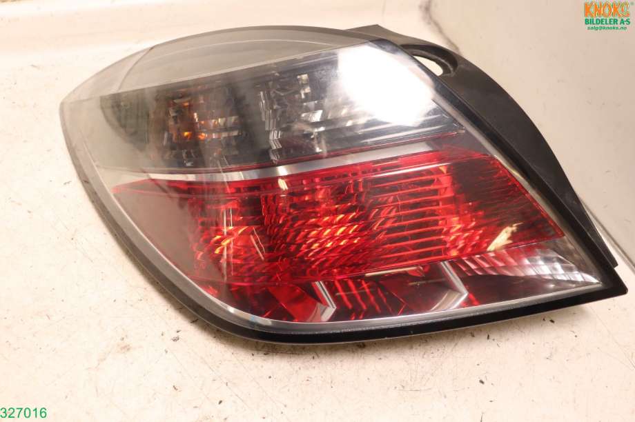 Baklykt venstre til Opel Astra H 2004-2009 (OPEL|93190790|)