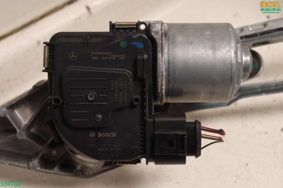 Viskermotor frontrute til Mercedes E-Klasse 2016-2023 (W213) (W213) (MERCEDES|A 213 820 58 04|)