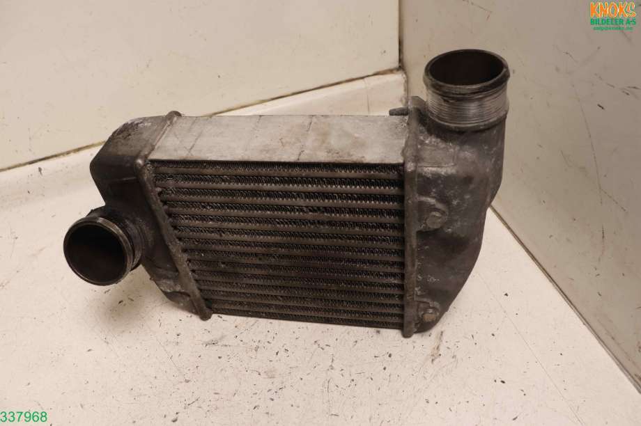 Intercooler til Audi A6 2005-2008 (Type III, Fase 1) (C6) (C6) (AUDI|4F0 145 805 AD|)
