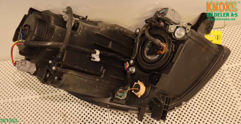 Frontlykt venstre halogen til Peugeot iOn 2011-2020 (PEUGEOT|6208 W9|)