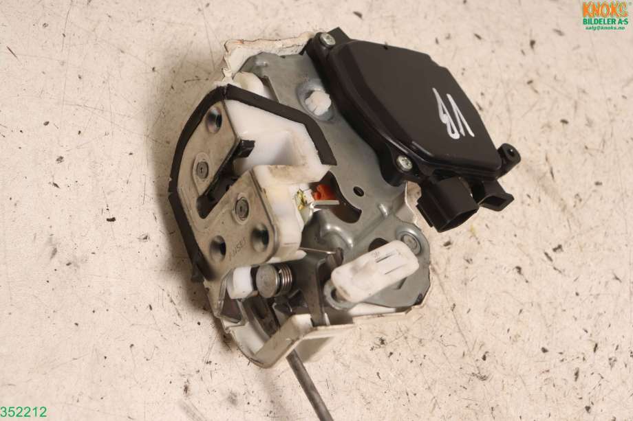 Låsekasse venstre til Mitsubishi i-MiEV 2010-->> (MITSUBISHI|5745A135|)