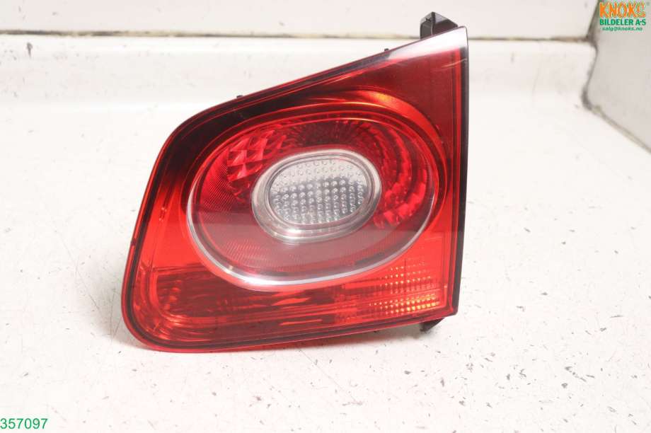 Baklykt høyre indre til VW Tiguan 2007-2011 (Type I, Fase 1)  (VOLKSWAGEN|5N0 945 108 C|)