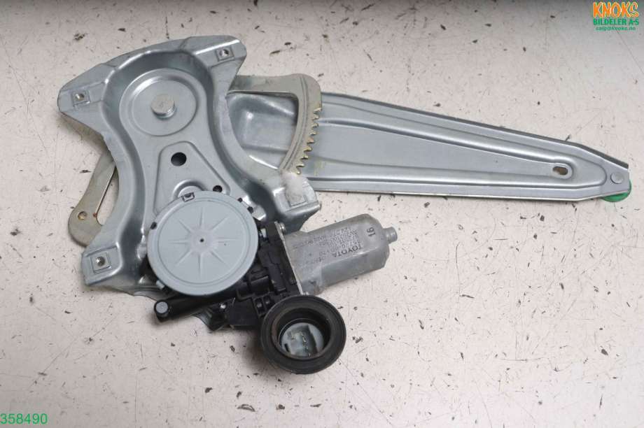 Ruteheis høyre til Toyota Yaris 2012-2014 (Type III, Fase 1)  (TOYOTA|698300D220|)