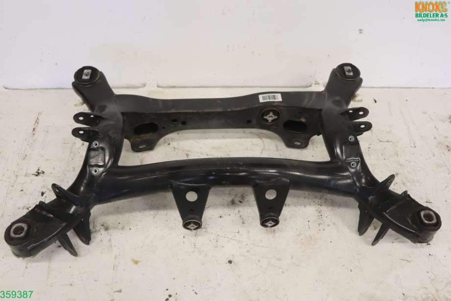Travers bak til BMW 3-Serie, 2012-2018 (F30/F31/F34) (F30/F31/F34) (BMW|33 31 6 798 968)