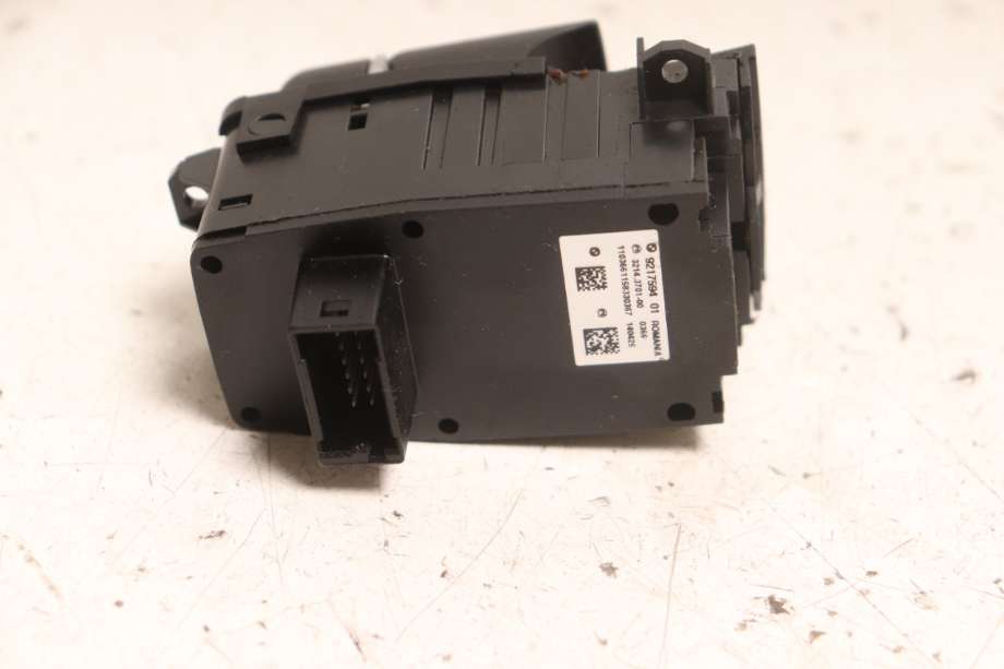 Bryter elektrisk håndbrekk/parkbrems til BMW 5-Serie 2010-2017 (F10/F11) (F10/F11) (BMW|61 31 9 877 889|)