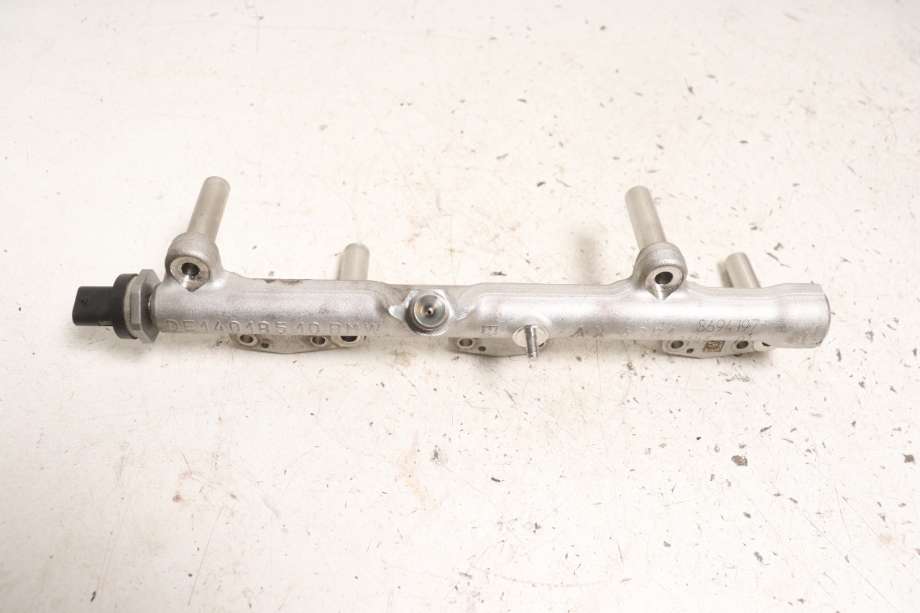 Dyseskinne (fuelrail) til BMW 2-Serie 2014-2021 (F22/F23) (F22/F23) (BMW|13 53 8 694 197|)