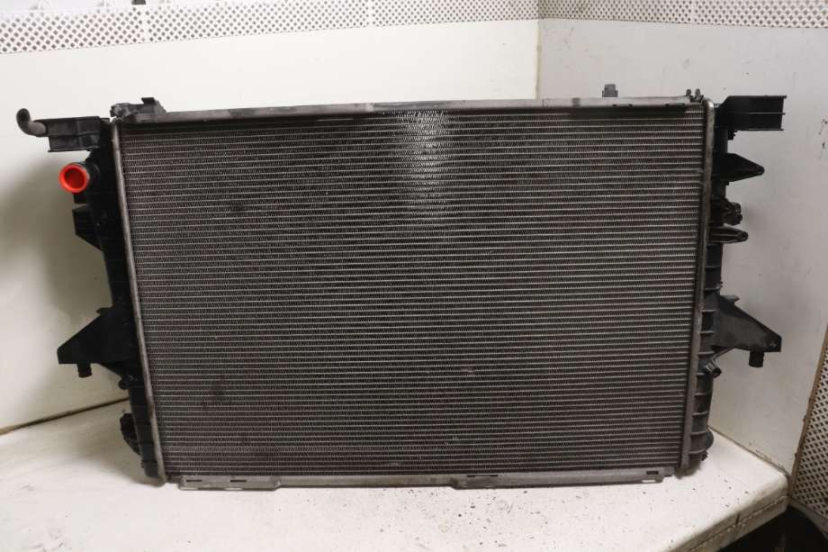Radiator (manuell gir) til VW Transporter / Caravelle 2009-2015 (Fase 2) (T5) (T5) (VOLKSWAGEN|7E0 121 253 A|)