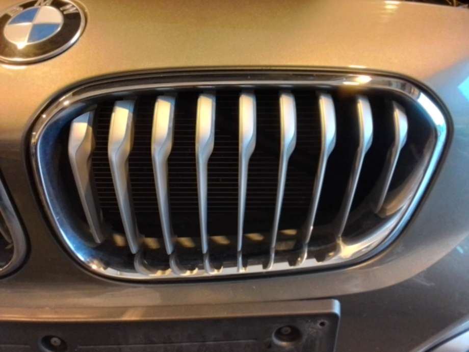 Grill venstre til BMW 1-Serie 2015-2019 (Fase 2) (F20/F21) (F20/F21) (BMW|51 13 7 371 687|)