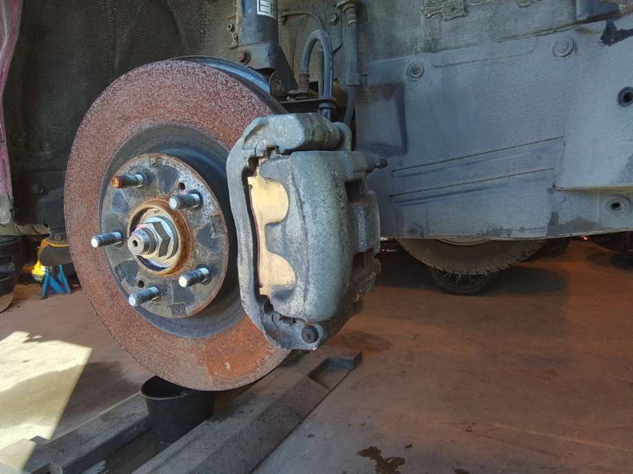 Bremsecaliper brakett til Mitsubishi Outlander, 2015-->> (Type III, Fase 2)  (MITSUBISHI|4605B516)