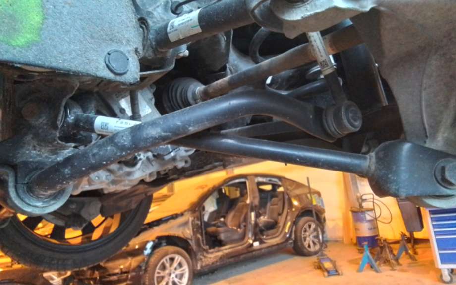 Bærebru venstre bak til Tesla Model Y 2021-2024 (Type I) (TESLA|1044441-00-F|)