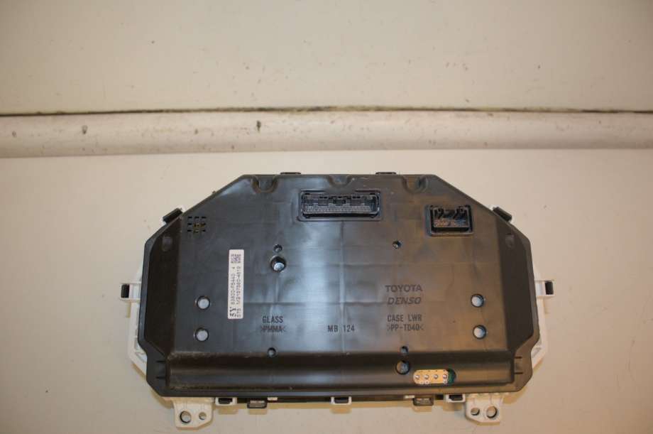 Instrumentpanel til Toyota Yaris 2014-2020 (Type III, Fase 2) (TOYOTA|83800F5440|)