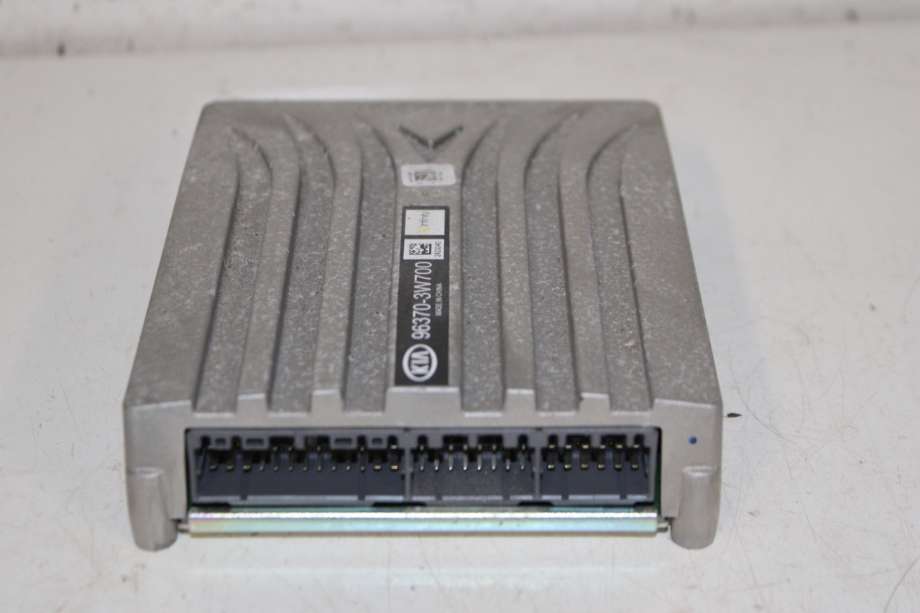 Bilstereo forsterker til Kia Sportage 2010-2016 (Type III) (KIA|963703W700|)