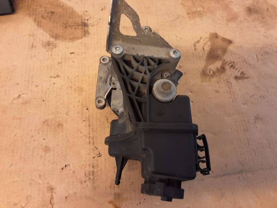 Servo pumpe mekanisk til Mercedes C-Klasse 2007-2011 (Fase 1) (W204) (W204) (MERCEDES|A 006 466 15 01|)