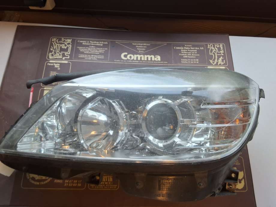 Frontlykt venstre halogen til Mercedes C-Klasse 2007-2011 (Fase 1) (W204) (W204) (MERCEDES|A 204 820 83 61|)