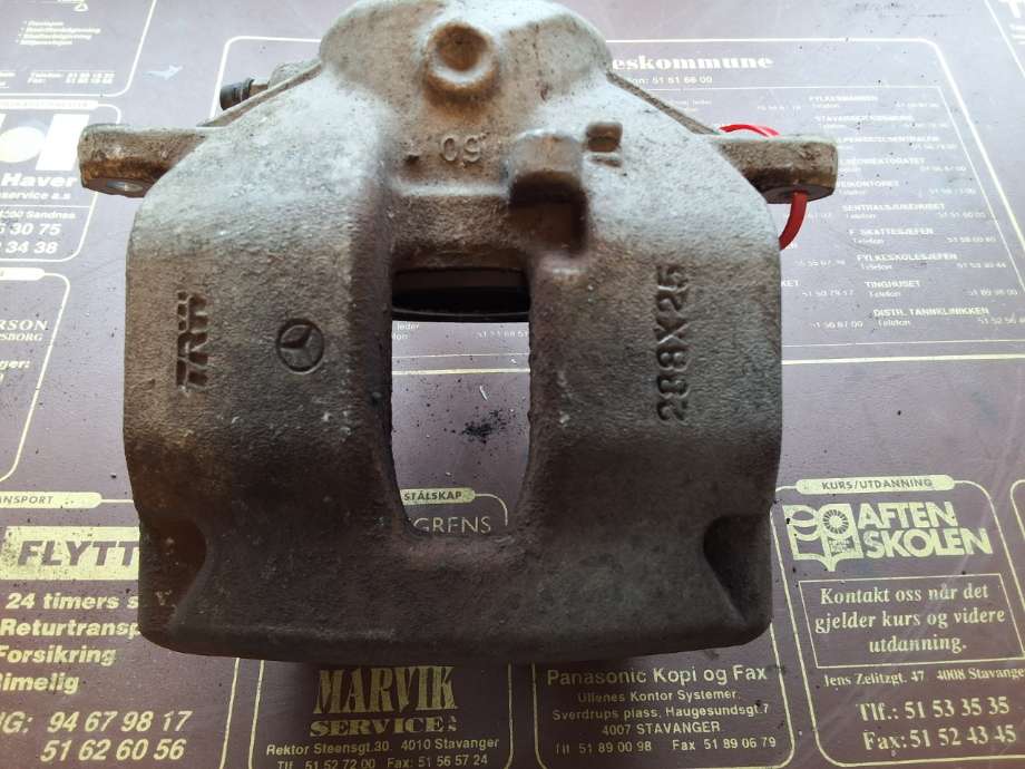 Bremsecaliper venstre foran til Mercedes C-Klasse 2007-2011 (Fase 1) (W204) (W204) (MERCEDES|A 204 421 21 81|)