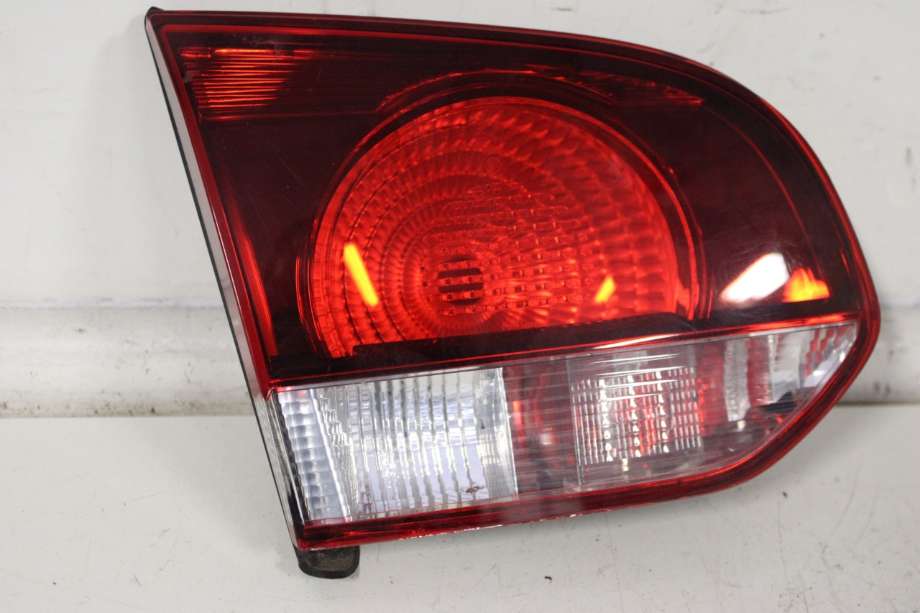 Baklykt venstre indre til VW Golf VI 2008-2012 (VOLKSWAGEN|5K0 945 093 AA|)