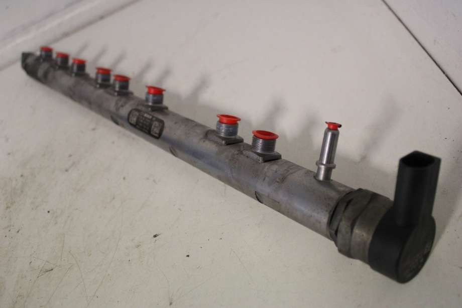 Dyseskinne (fuelrail) til BMW 5-Serie 2010-2017 (F10/F11) (F10/F11) (BMW|13 53 7 805 423|)