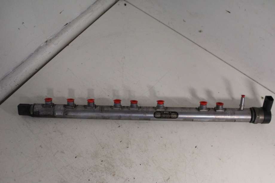 Dyseskinne (fuelrail) til BMW 5-Serie 2010-2017 (F10/F11) (F10/F11) (BMW|13 53 7 805 423|)