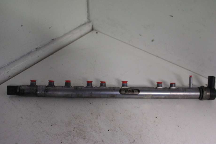 Dyseskinne (fuelrail) til BMW 5-Serie 2010-2017 (F10/F11) (F10/F11) (BMW|13 53 7 805 423|)